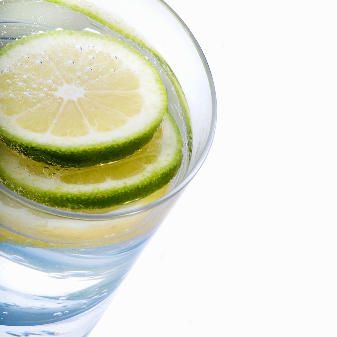 Ein Glas Wasser mit Limettenscheiben