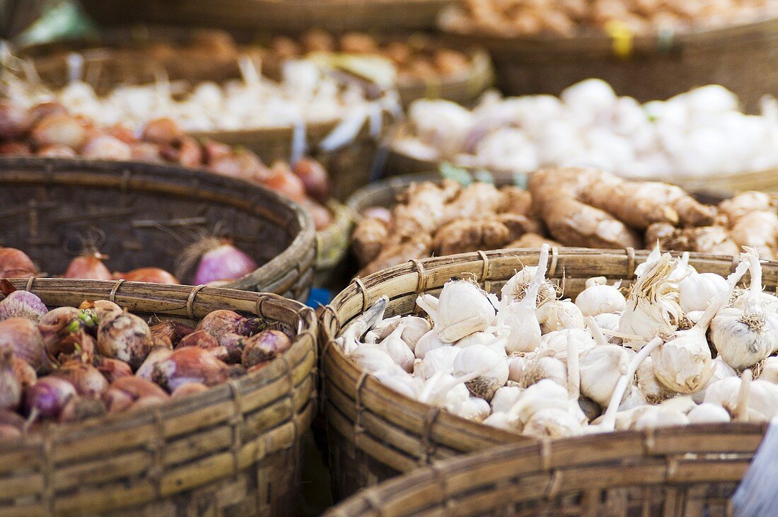 Garlic, onions and ginger in baskets