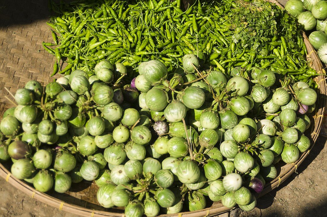 Auberginen und Chilischoten auf einem Markt