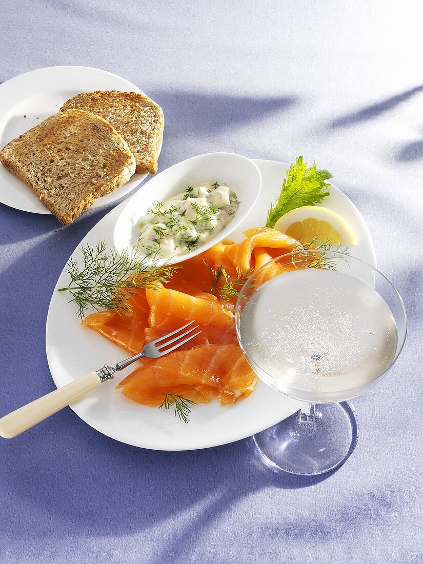 Räucherlachs mit Zitronen-Dill-Sauce, Brot, Sektschale