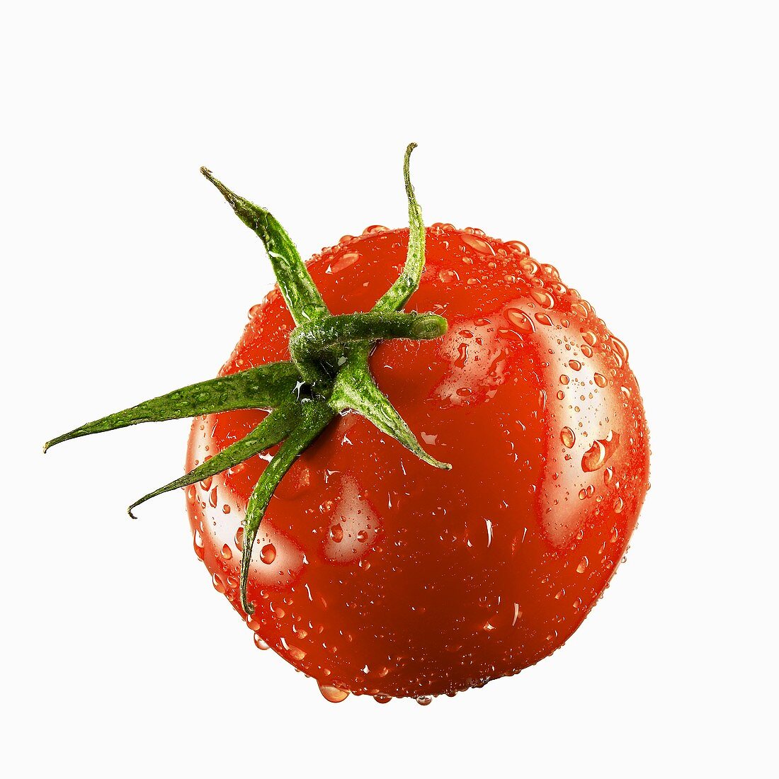 Eine Tomate mit Wassertropfen