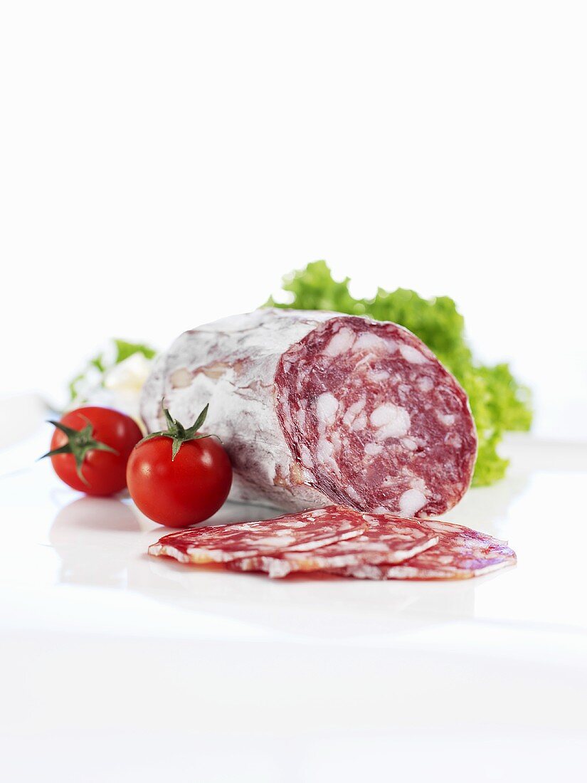 Salami, Kirschtomaten und Lollo Biondo