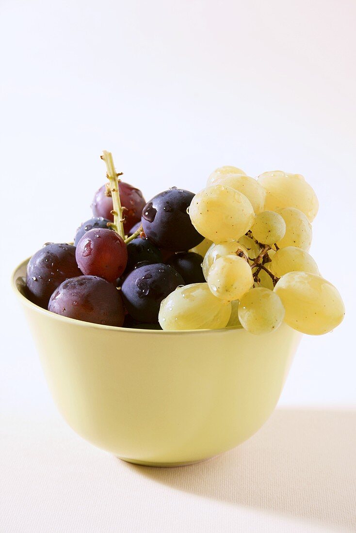Red and green grapes in a bowl