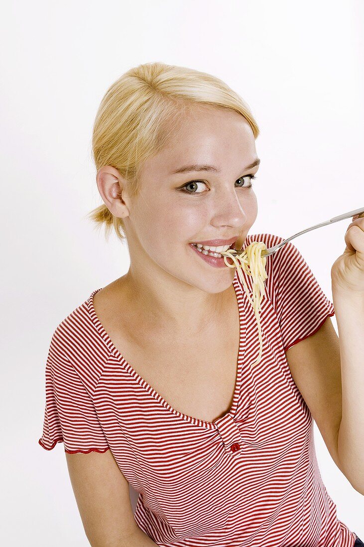 Blonde Frau frisst Spaghetti