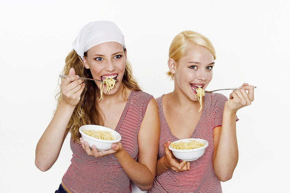Zwei Frauen essen Spaghetti
