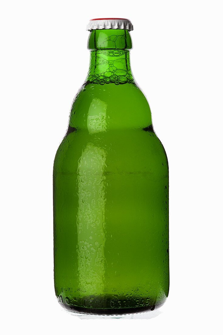 Eine gekühlte Flasche helles Bier