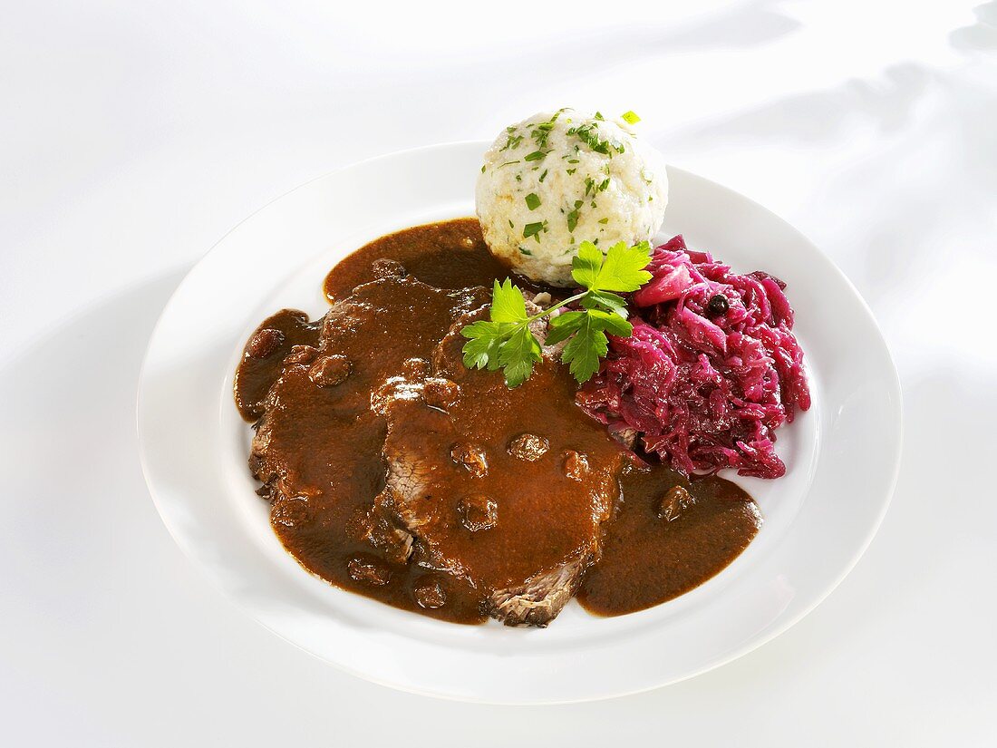 Marinated pot roast with bread dumplings and red cabbage
