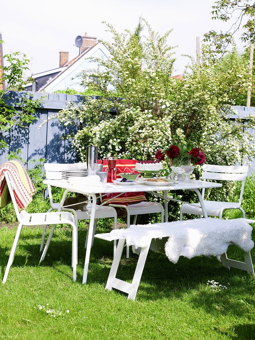 Gedeckter Tisch im Garten