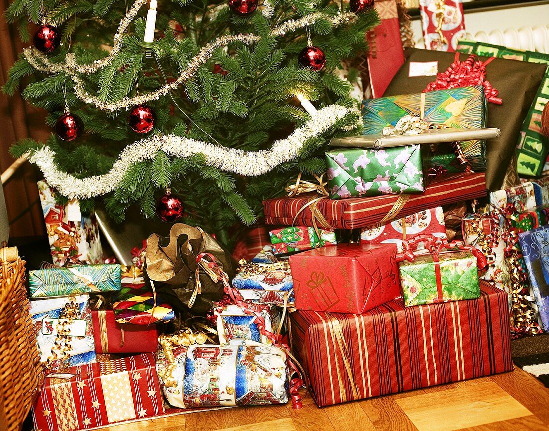 Viele Weihnachtsgeschenke unter dem Christbaum (Schweden)