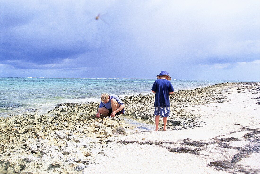 Vater und Sohn am Strand