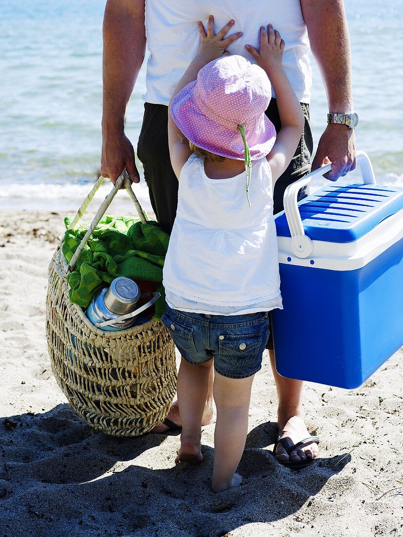 Vater und Tochter beim Picknick am Strand