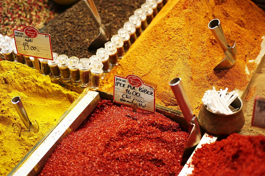 Verschiedene Gewürze auf einem Markt in der Türkei