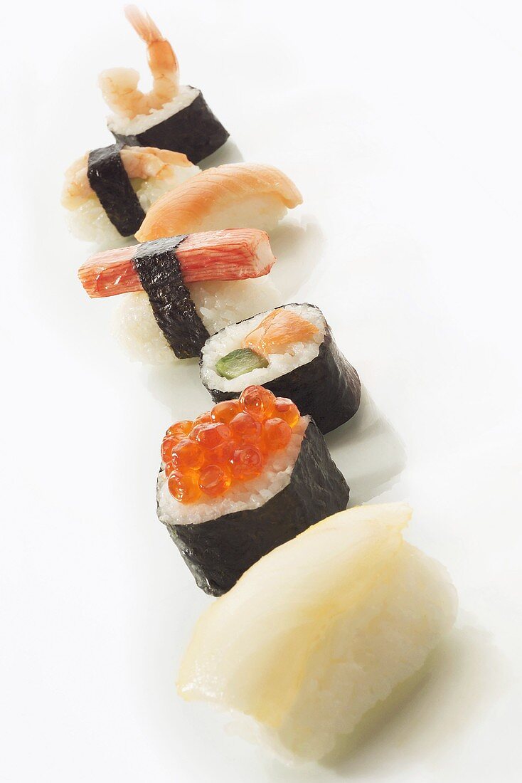 Verschiedene Sushi in einer Reihe