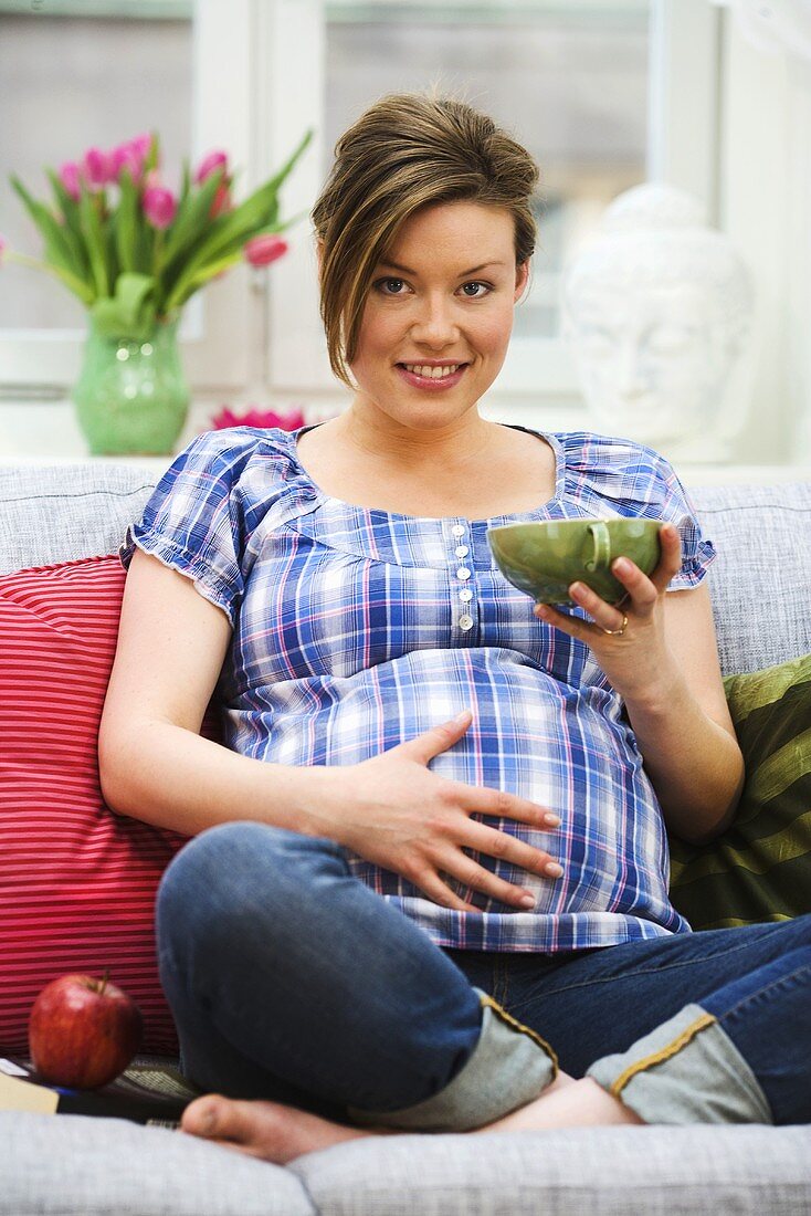 Schwangere Frau mit einer Tasse Tee
