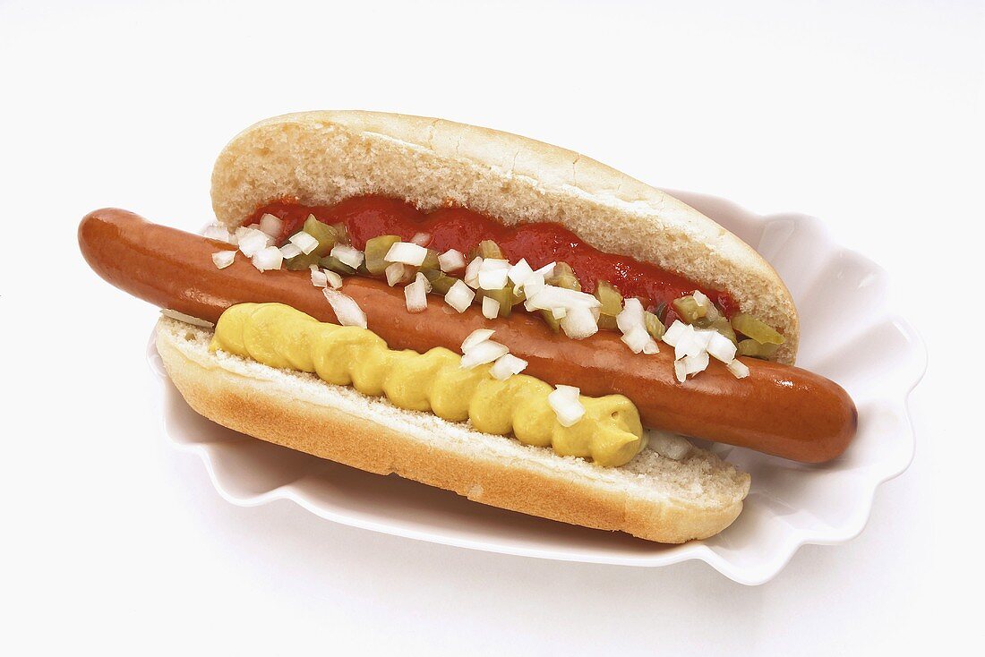 Hot Dog mit Senf, Relish und Ketchup