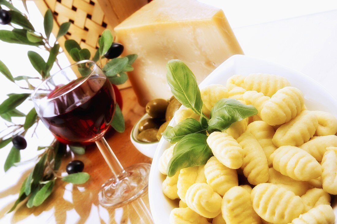 Frische Gnocchi, Parmesan, Oliven und Rotwein