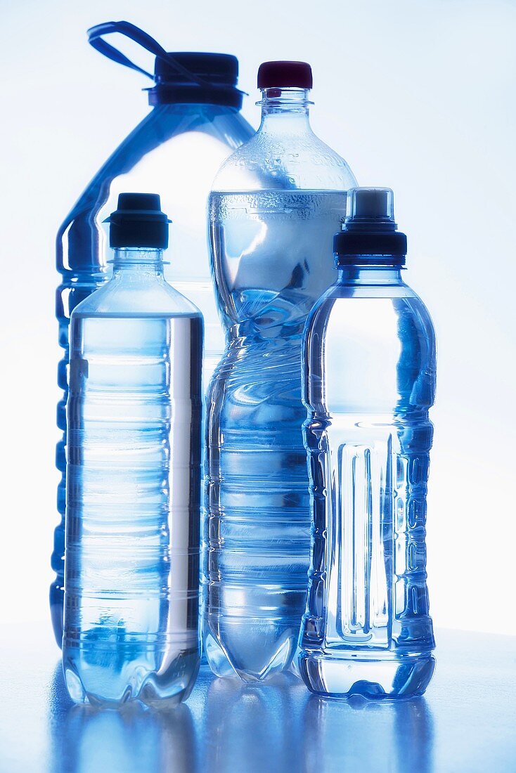 Verschiedene Wasserflaschen aus Plastik