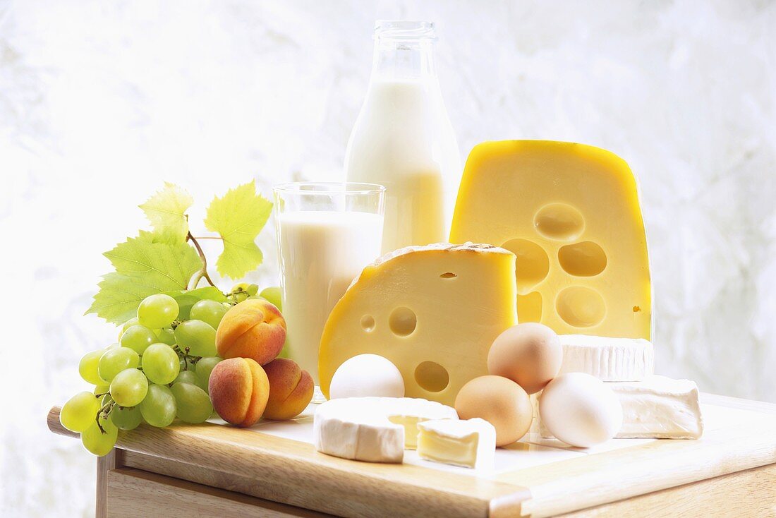Stillleben mit Käse, Eiern, Milch und Obst