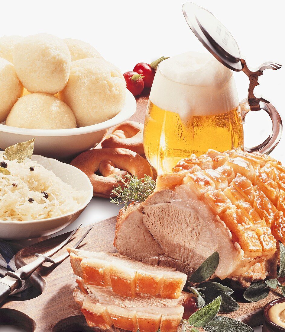 Schweinebraten mit Sauerkraut, Kartoffelklössen und Bier (Bayern)