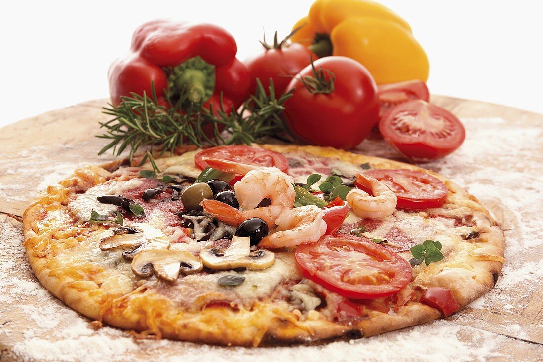 Pizza mit Garnelen, Tomaten und Champignons