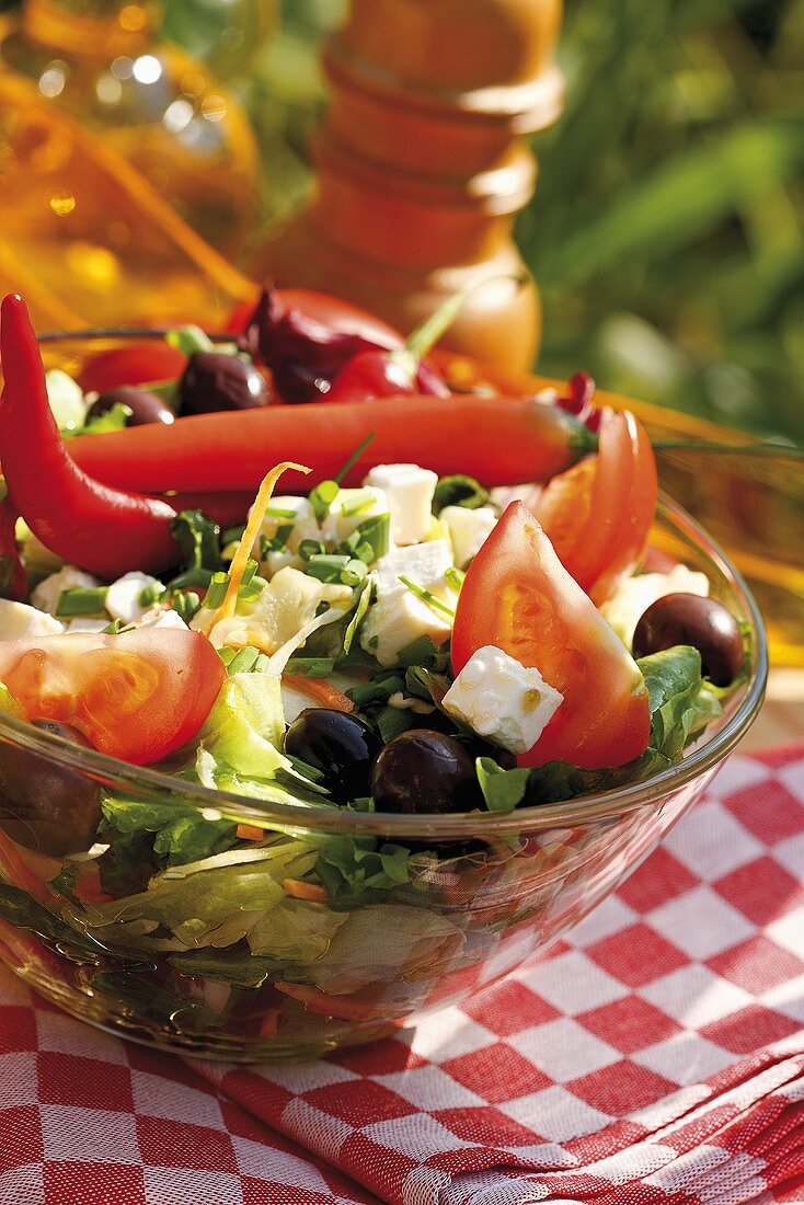 Griechischer Salat auf Tisch im Freien