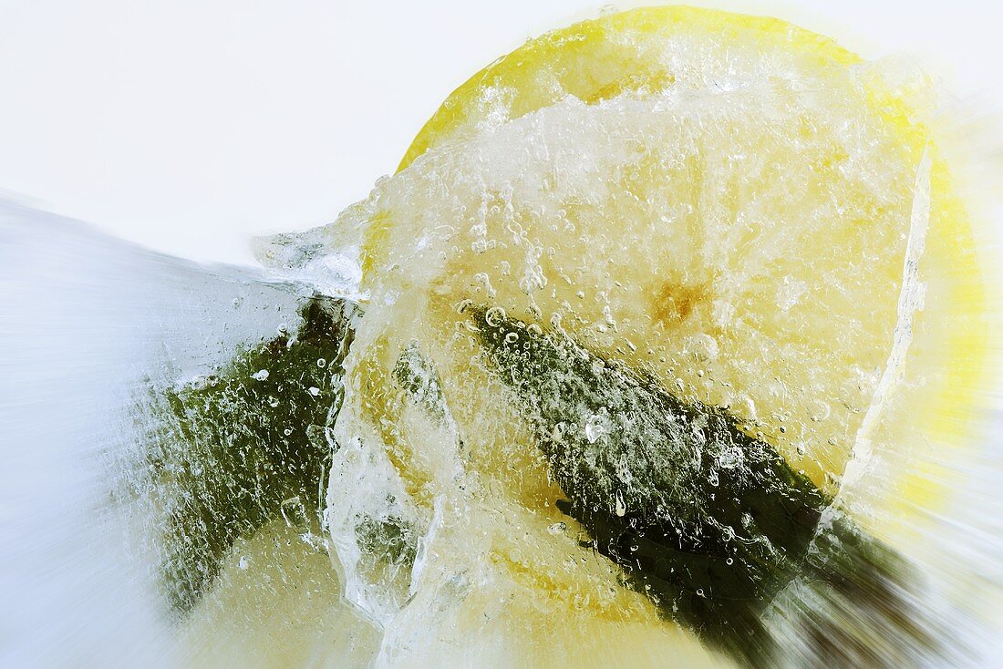 Zitrone im Eisblock (Nahaufnahme)