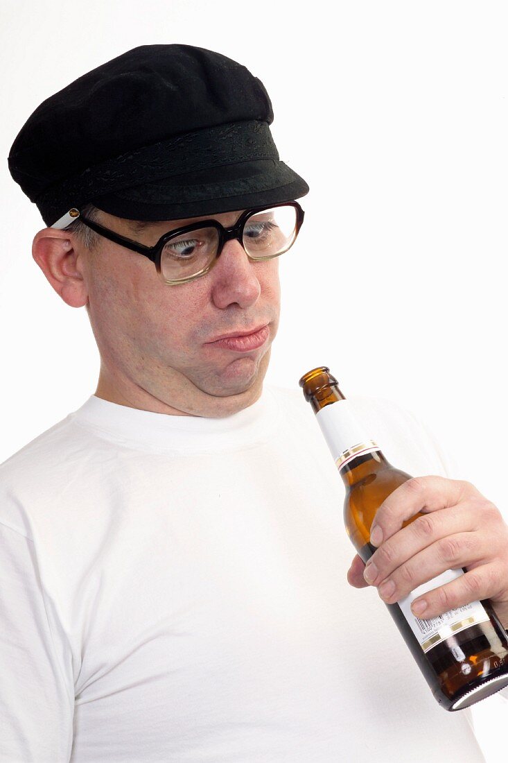 Mann hält Bierflasche