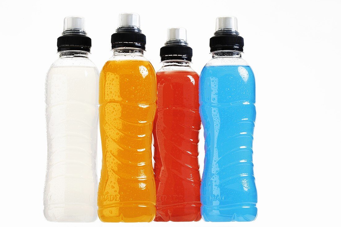 Vier Energy Drinks in Plastikflaschen