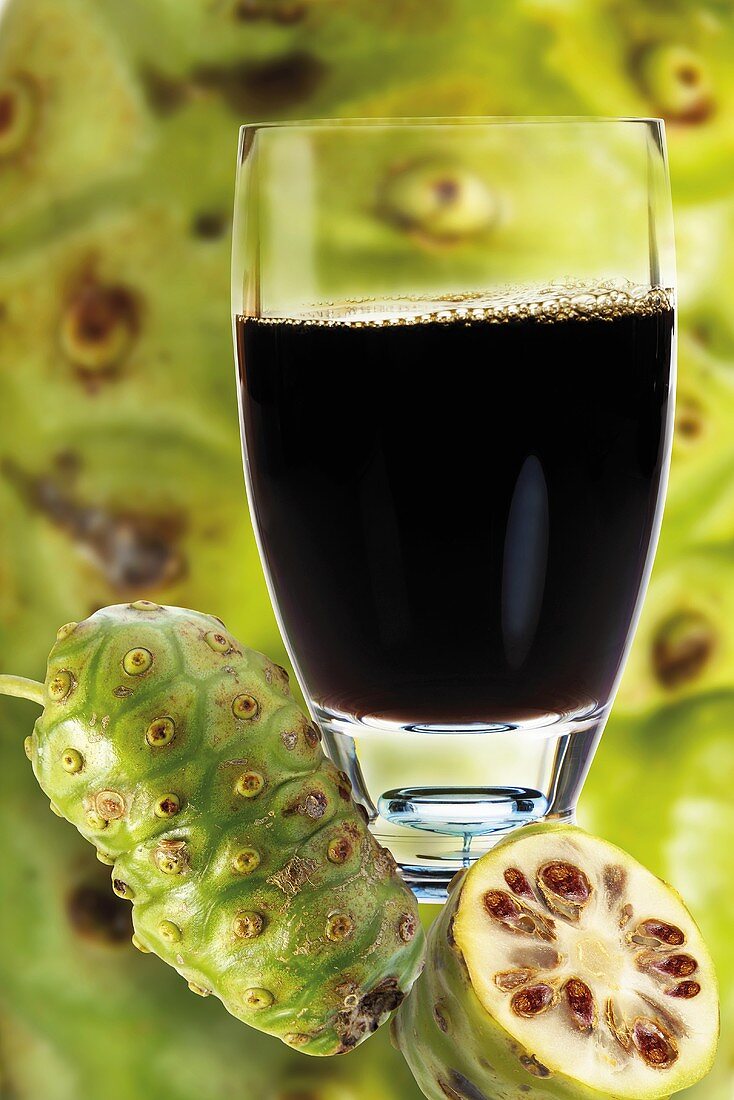 Noni-Saft und frische Früchte