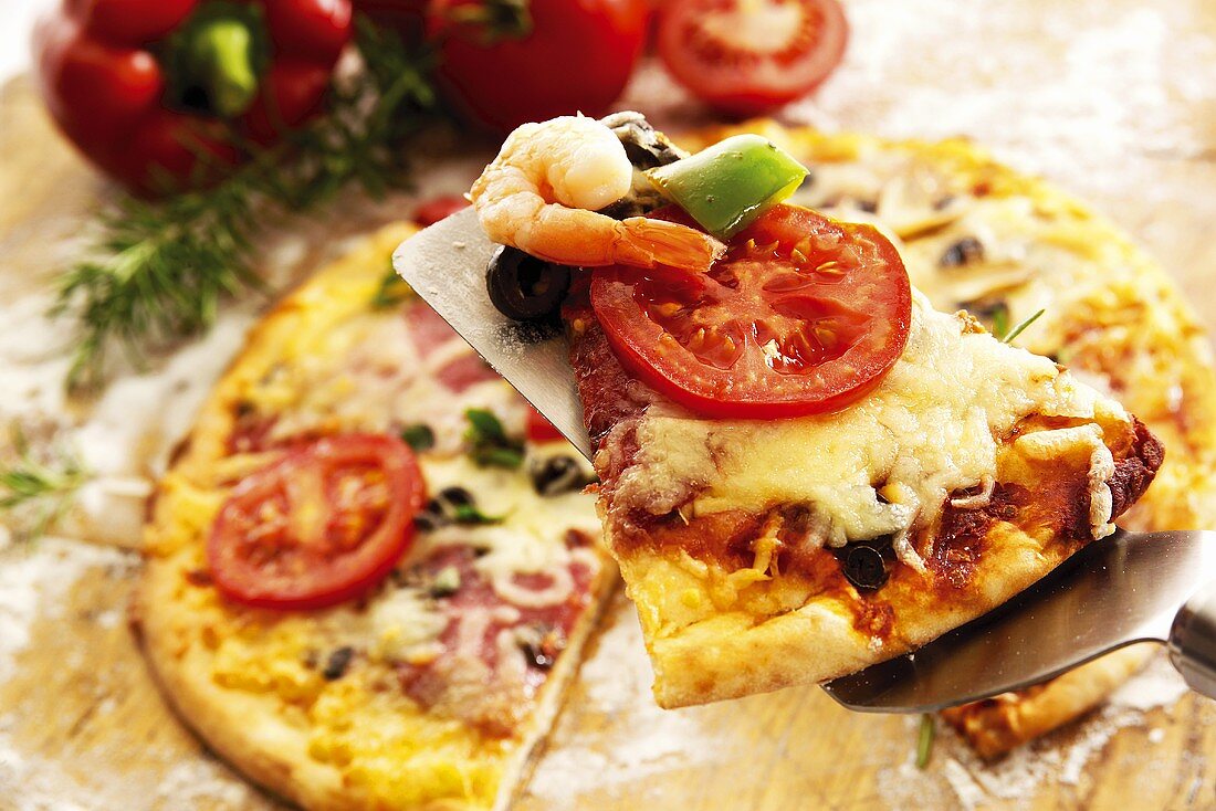 Pizza mare e terra (Pizza topped with prawns & tomatoes, Italy)