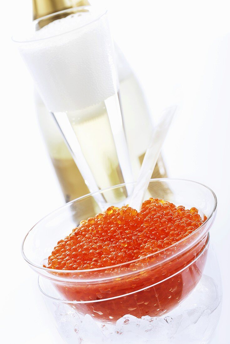 Forellenkaviar in Glasschale, Sektflöte und Sektflasche