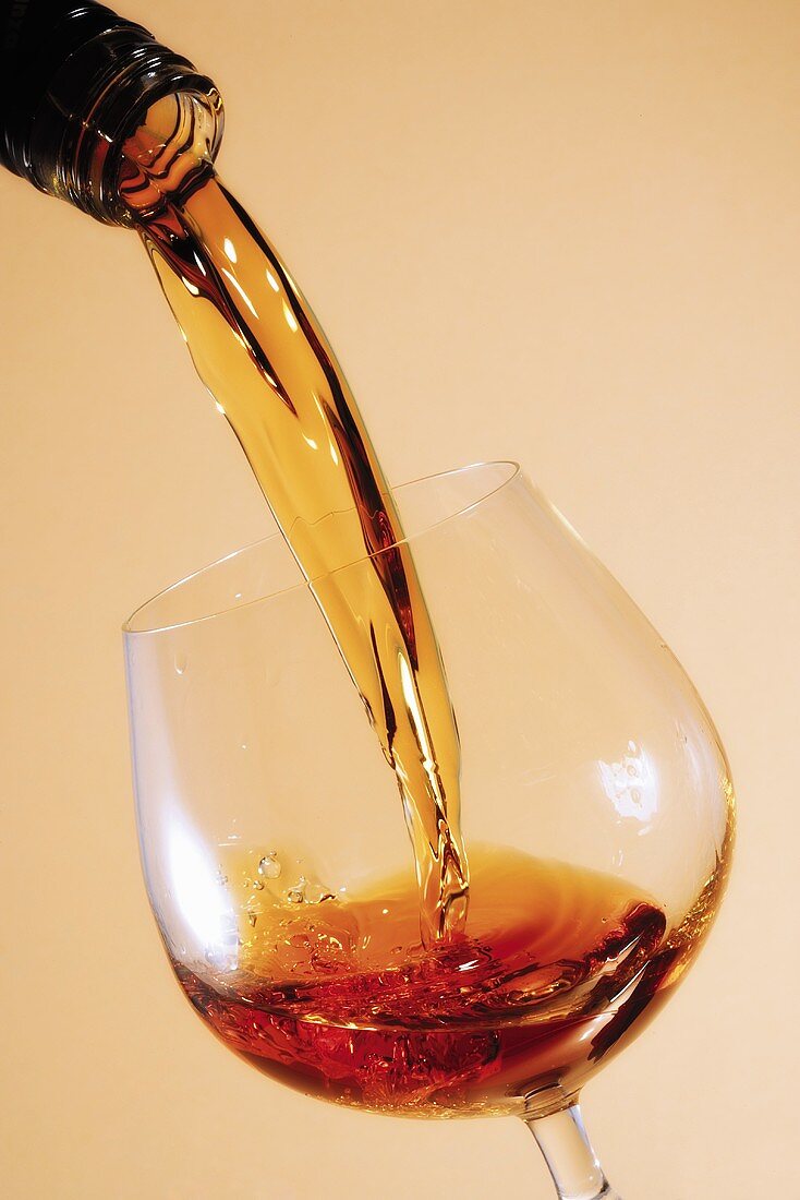 Cognac in Glas einschenken