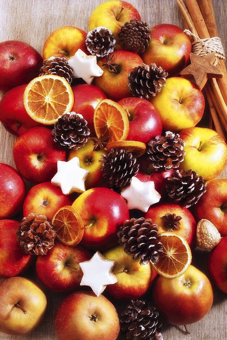 Äpfel, Weihnachtsplätzchen und Pinienzapfen