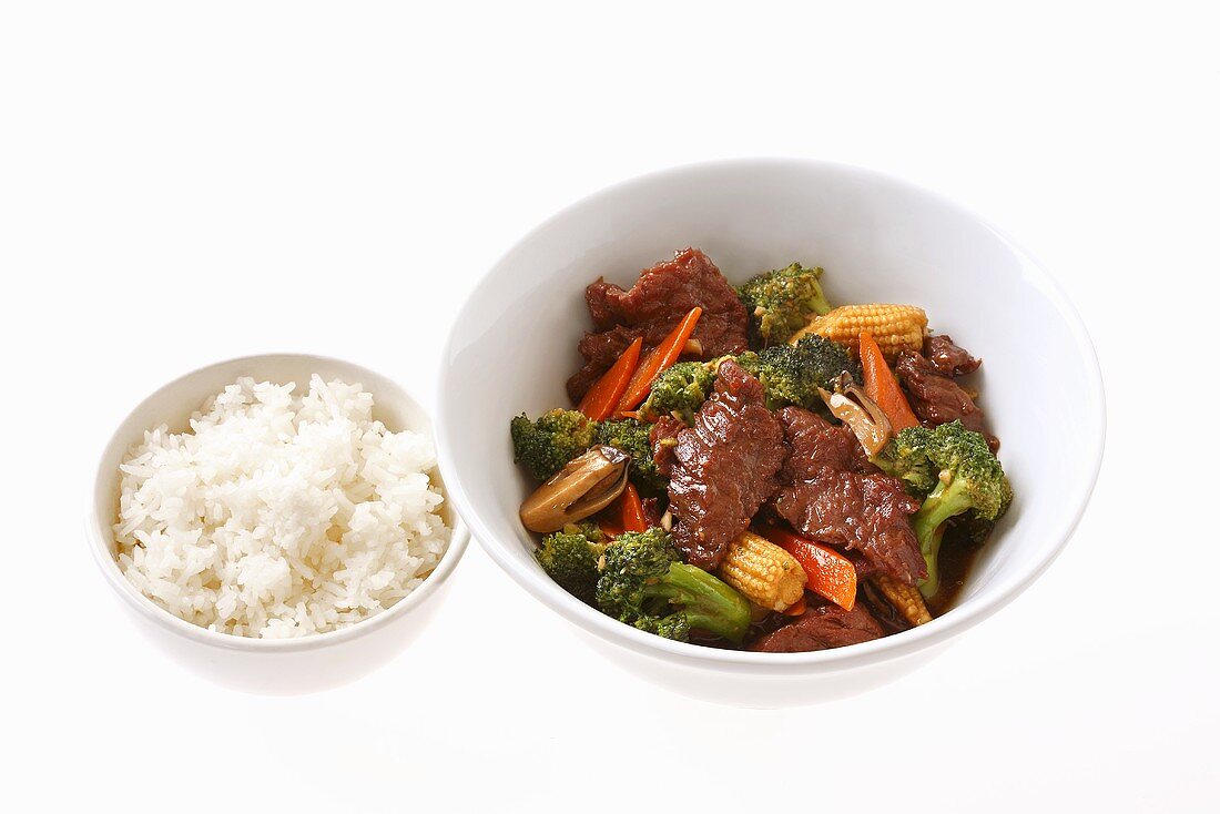 Fried beef with vegetables and a bowl of rice