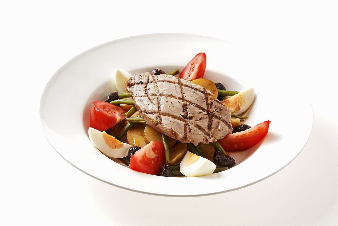Salade niçoise with grilled tuna