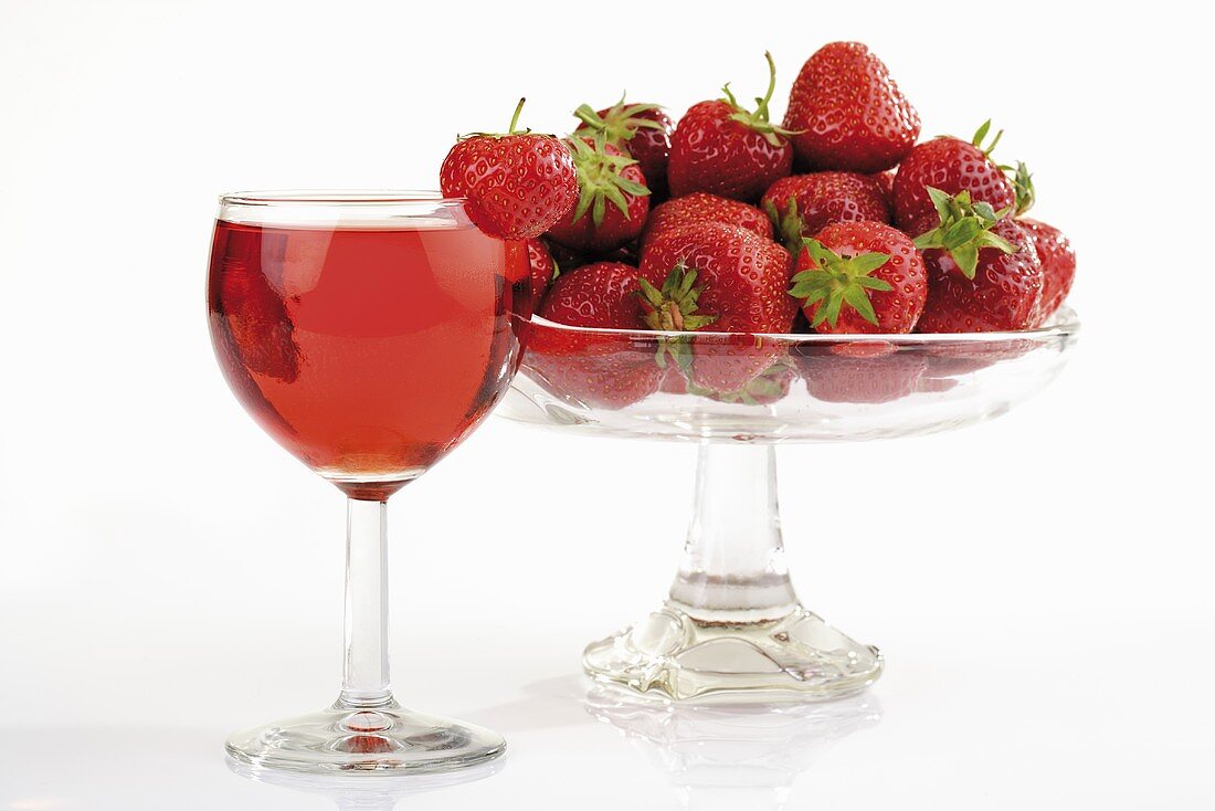 Erdbeeren und Glas Rosewein