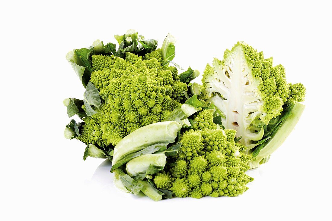 Romanesco, ganz und halbiert