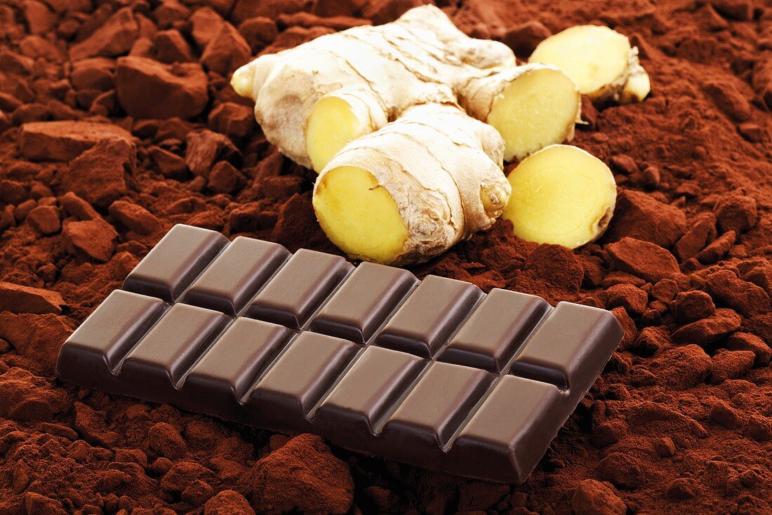Schokoladentafel und Ingwer auf Kakaopulver