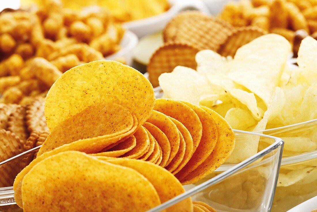 Verschiedene Snacks (Chips, Cracker, Erdnussflips)