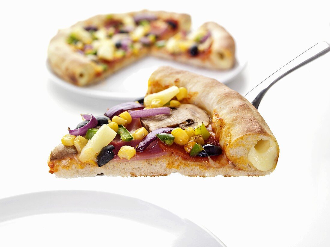 Pizza mit Schinken, Gemüse und Käserand