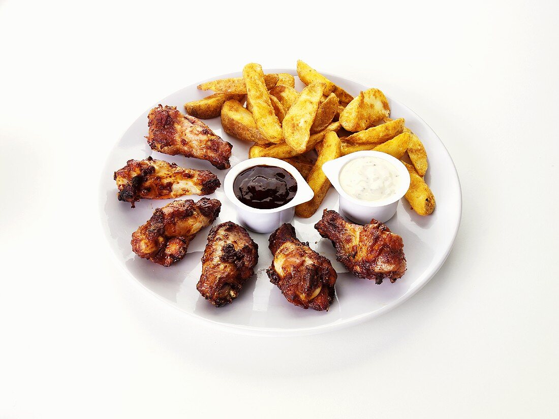 Barbecue Chicken Wings mit Potato Wedges und Dips