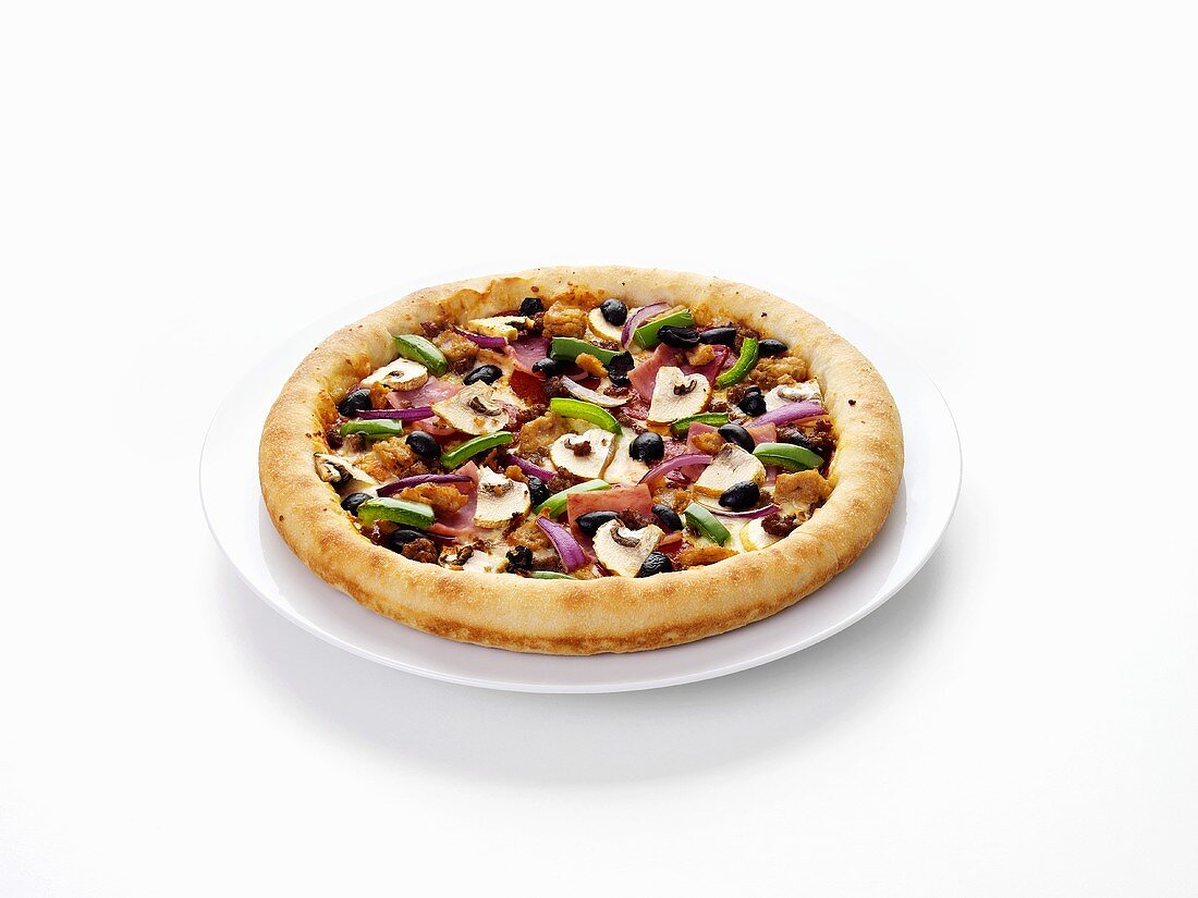Pizza mit Hackfleisch, Schinken und Champignons