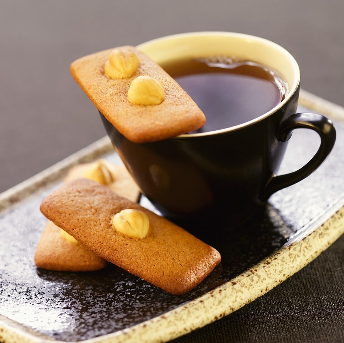 Nuss-Zimtplätzchen mit Teetasse