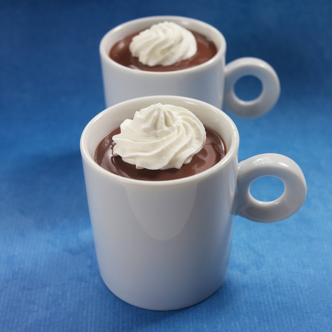 Schokoladenpudding in der Tasse mit Sahnetupfer