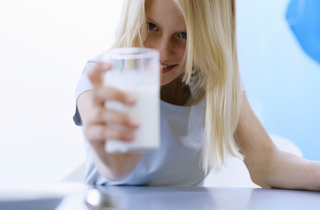 Mädchen hält Glas Milch