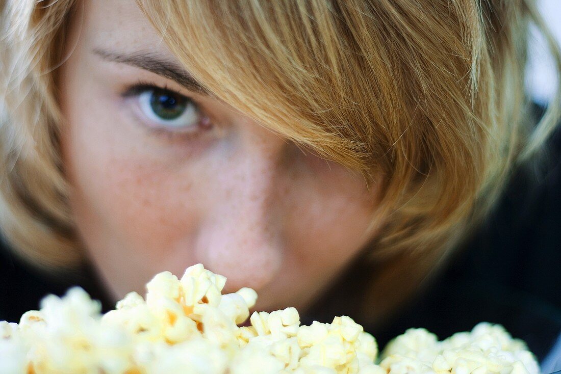 Junge Frau mit Popcorn