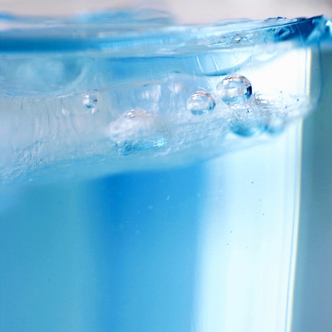 Ein Glas Wasser mit Luftblasen (Close Up)
