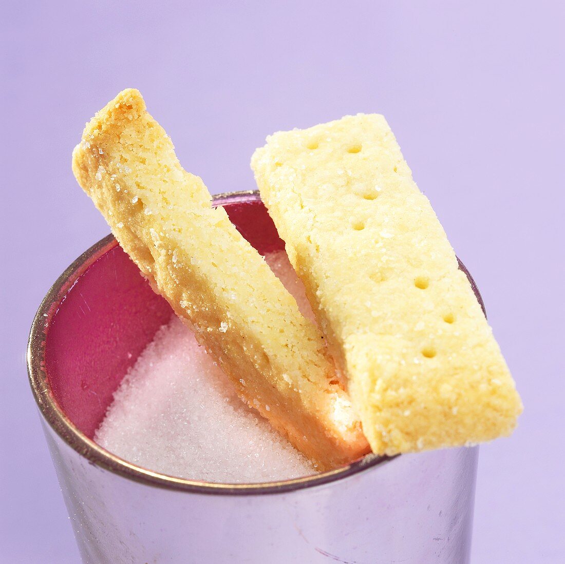 Butterplätzchen auf einer Schale mit Zucker