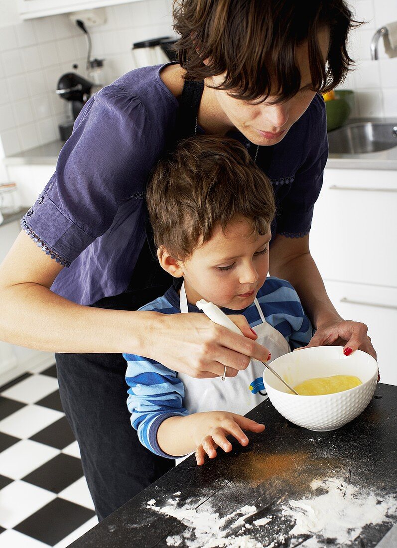 Mutter und Sohn beim Backen