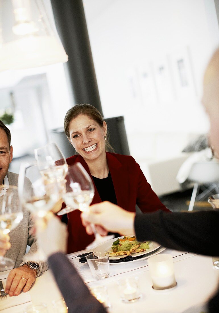 Freunde beim gemeinsamen Abendessen